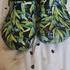 Tropical Leaf Print Crocs Size 8 Women Size 6 Mens